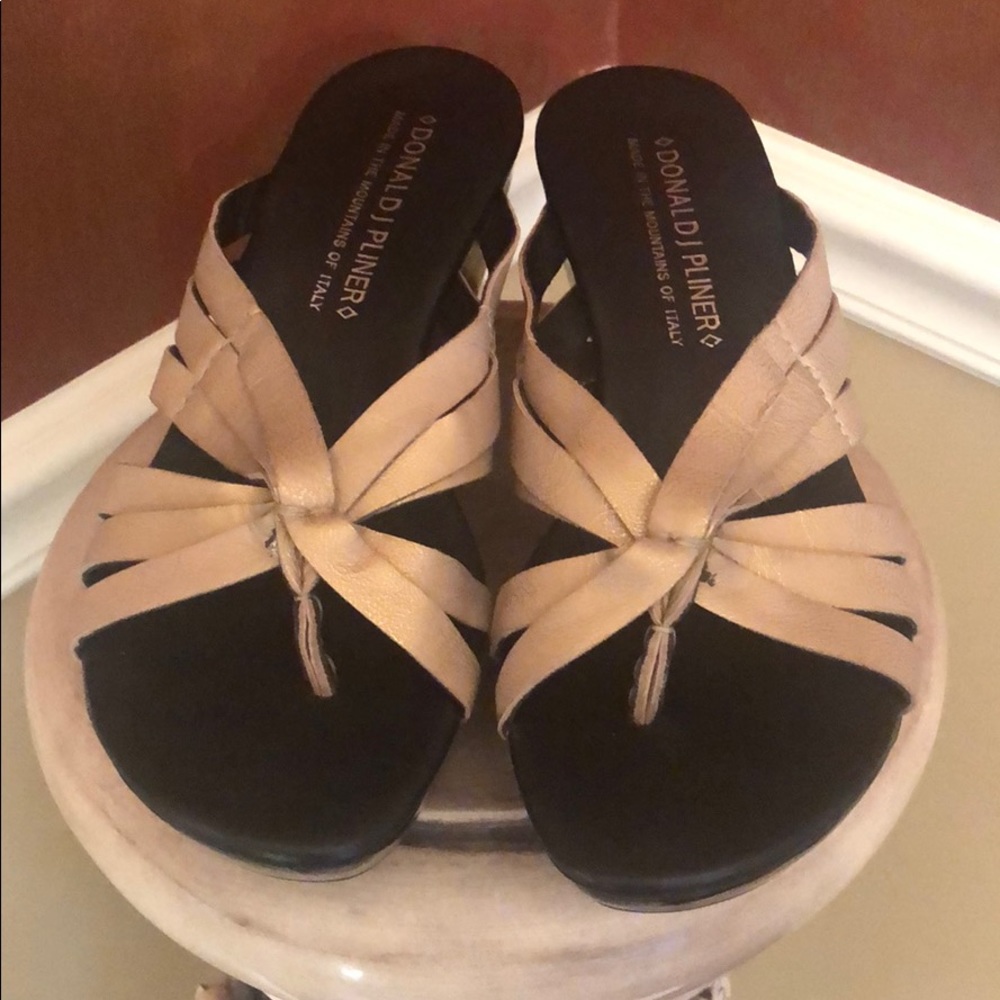 Donald Pliner NWT NWB Size 8 sandals
